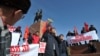 Өмүрбек Текебаевдин жактоочулары Ала-Тоо аянтындагы митингде. 