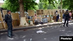 Полиция работает на месте стрельбы на «Вернисаже», Ереван, 17 мая 2014 г.