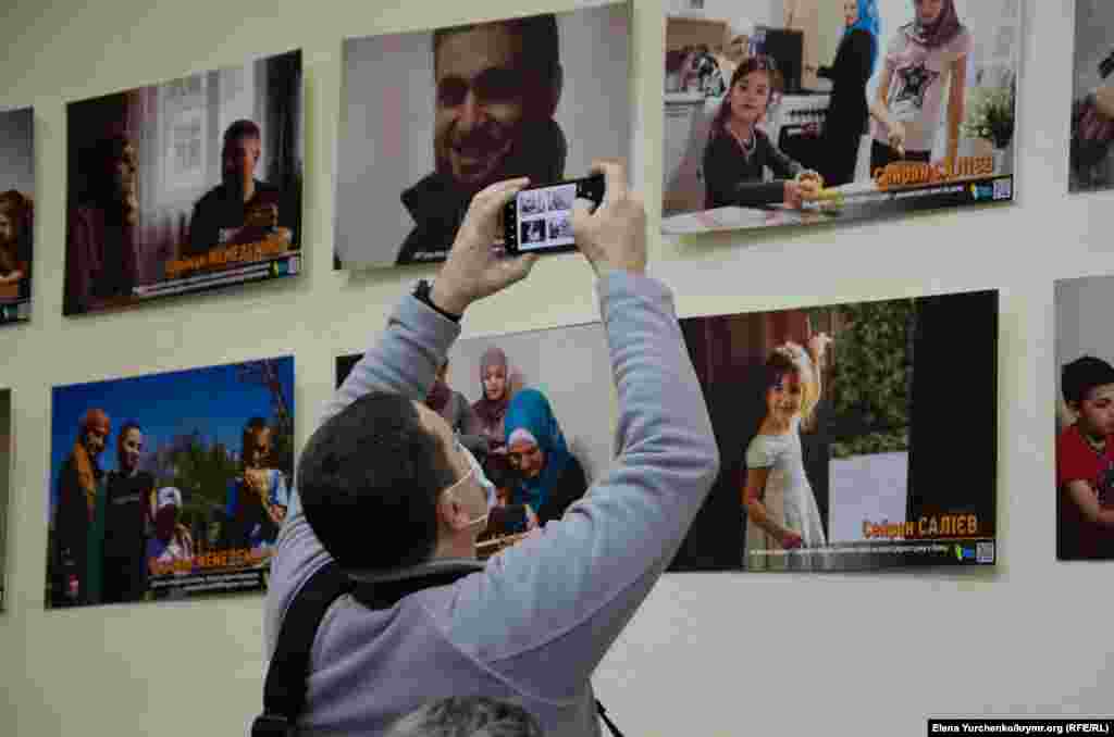 Національна спілка журналістів України 28 грудня в Києві презентувала фотовиставку «Громадянські журналісти важливі» на знак солідарності з громадянськими журналістами та їхніми сім'ями, яких переслідують у Криму. Фотографії розповідають історії десяти ув'язнених кримськотатарських громадянських журналістів та їхніх сімей. Також на фото – журналіст проєкту Радіо Свобода Крим.Реалії Владислав Єсипенко; журналіст, перший заступник голови Меджлісу кримськотатарського народу Наріман Джелял (за документами – Джелялов), громадянський журналіст, співзасновник руху «Кримська солідарність» Наріман Мемедемінов та політичний в'язень Кремля, кримський журналіст Микола Семена
