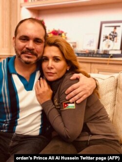 Şa gyzy Haýa öweý erkek dogany, Ýordanyň şazadasy Ali al-Huseýn bilen. Ali Ýordanyň patyşasy Abdalla 2-njiniň kiçi dogany hem-de Ýordanyň Futbol assosiýasynyň prezidenti. London, 2019-njy ýylyň 31-nji iýuly.