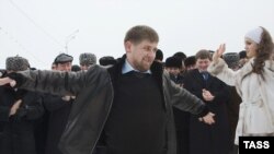 Оьрсийчоь/Нохчийчоь -- Премьер-министр Кадыров Рамзан ву "Нохчийчоьнан хазалла" къовсадаларехь толам баьккхинчу Джабраилова Замирица хелхаволуш, 27ГIур2006