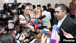 Армен Рустамян отвечает на вопросы журналистов, Ереван: 5 мая 2013 г.