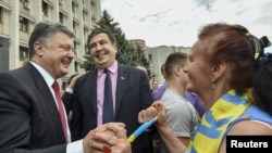 პეტრო პოროშენკო და მიხეილ სააკაშვილი ოდესის ქუჩაში