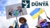 Demonstrantlar ABŞ we rus prezidentleriniň duşuşygynyň öňüsyrasynda, 14-nji awgustda Ukraina goldaw bildirip, Alýaska ştatynyň Ankoridž şäherinddki Seward magistral ýolunyň ugrunda baýdak göterýär. 