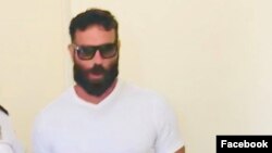 Дэн Бильзерян при получении армянского паспорта, Ереван, 27 августа 2018 г․ 