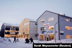 Grenlandiýanyň Nuuk şäherindäki söwda merkezleri, 2025-nji ýylyň fewraly
