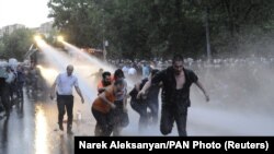 Poliția intervine cu tunuri cu apă împotriva protestatarilor de la Erevan