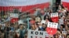Cот реформасына каршы Варшавада жана башка шаарларда миңдеген киши митингге чыгууда. Жогорку соттун алдында тургун демонстранттар. 4-июль, 2018-жыл.