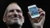 Стив Жобс Apple чыгарган жаңы iPhone менен Сан-Францискодогу дүйнөлүк конференцияда. 2010-жылдын 7-июну.
