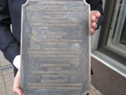 Надпіс на інфармацыйнай таблічцы да помніка выкананы на трох мовах: украінскай, беларускай і польскай