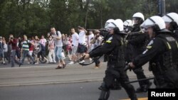 Полша - Полшин полици резинин дендаргаш етташ ю, Оьрсийчоьнан а, Полшин а футболан тобанаш ловзале хьалха Варшавехь хиллачу къепедацаршкахь дакъа лоцуш болу нах дIасалохкуш, 12Манг2012