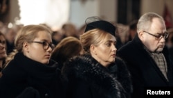 Magdalena Adamowicz (center) attends her husband's funeral service in Gdansk on January 19.