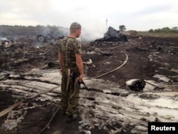Separatist pro-rus pe locul prăbușirii avionului malaezian