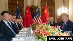 Președinții Donald Trump și Xi Jinping împreună cu delegațiile lor la un dineu organizat la încheierea summitului G20 la Buesnos Aires