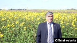 Chechen Ruslan Akhtakhanov apparently began writing poems when he was held in a dungeon by separatists.