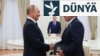 Russiýanyň "Sputin" döwlet agentligi tarapyndan ýaýradylan suratda rus prezidenti Wladimir Putin ABŞ-nyň ýörite wekili Stiw Witkoffy Moskwada kabul edýär. 6-njy awgust, 2025 ý.