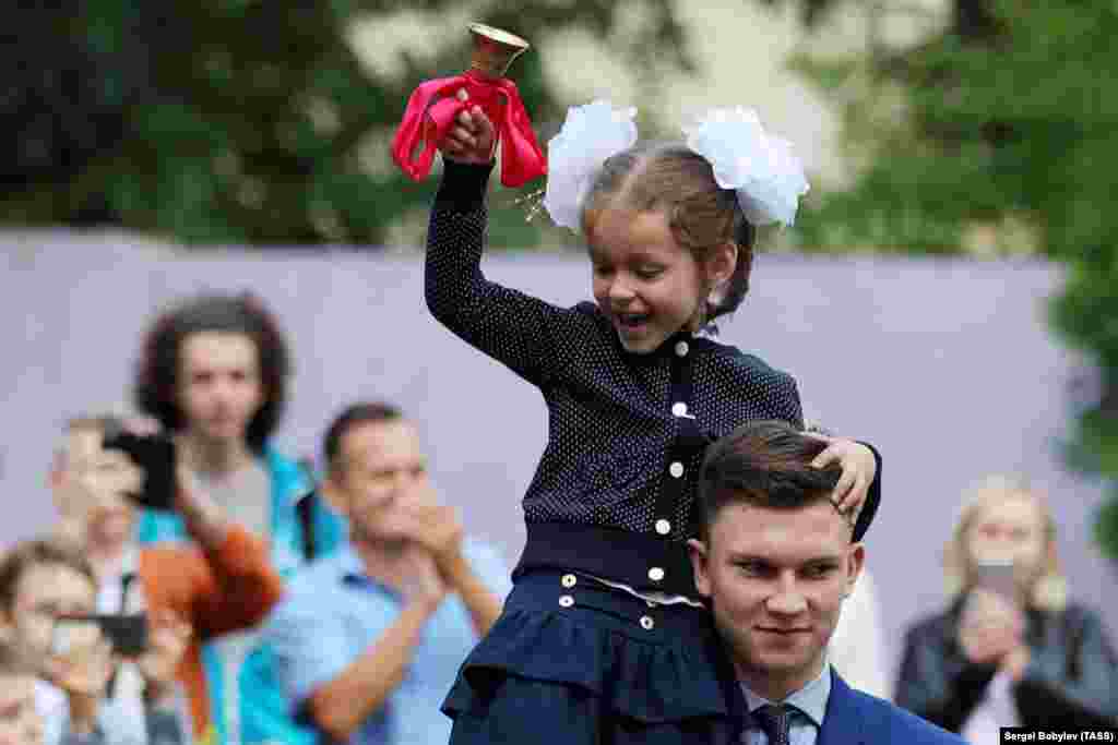 Primul clopoțel la Gimnaziul nr. 23 din Minsk, Belarus, unde a avut loc și un careu ca pe vremuri.