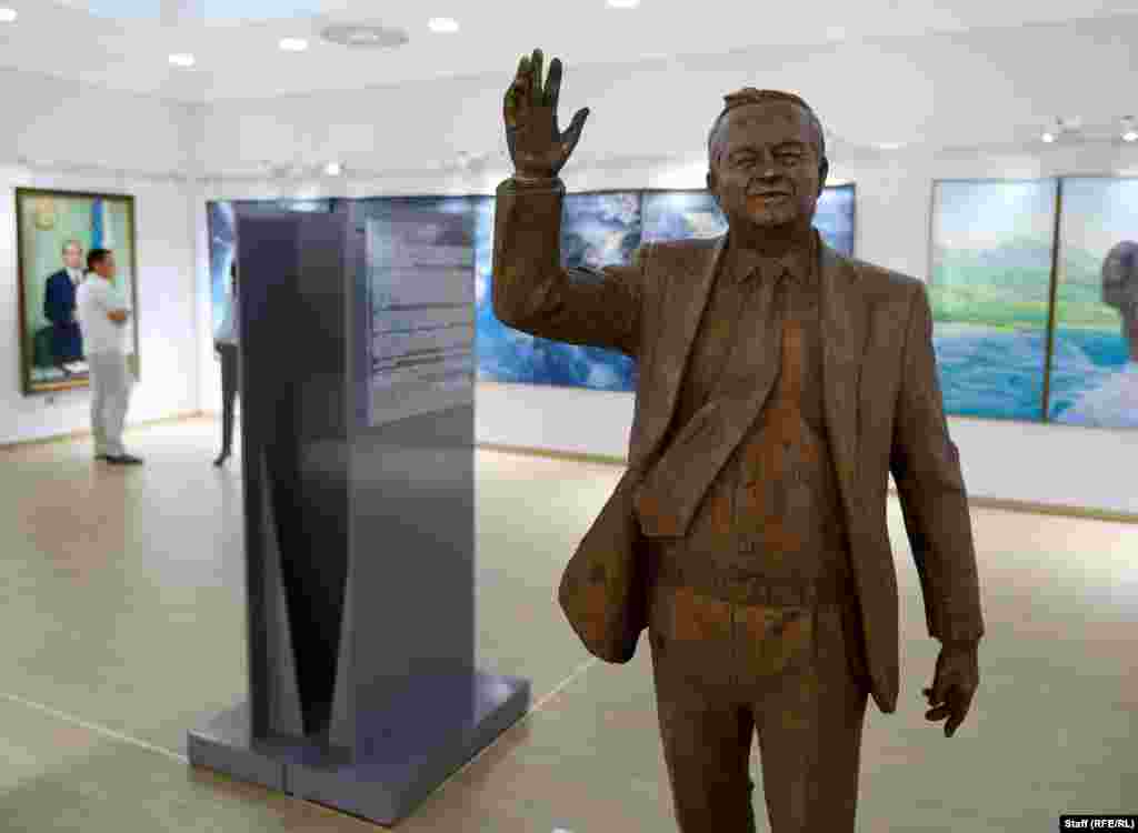 Көргөзмө залында колодон жасалган айкел. План боюнча, октябрда "Оксаройдун" негизги имараты Каримовдун кабинети жана уктоочу бөлмөсү болуп музейдин бир бөлүгү катары ачылышы керек. Анткен менен музейдин келечеги азырынча бүдөмүк.