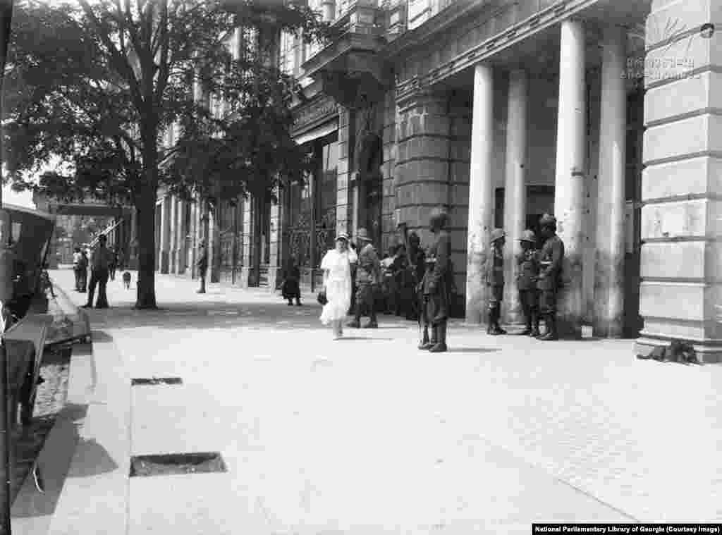 A sidewalk on Rustaveli Avenue photographed in the early 1900s. The avenue was named after Georgia’s 12th-century poet Shota Rustaveli and was distinctive for its fine hotels and wide footpaths that showcased the fashions of the day. 