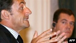 Presidents Sarkozy (left) and Medvedev in Moscow