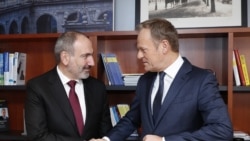 Премьер-министр Армении Никол Пашинян (слева) и председатель Европейской народной партии Дональд Туск, Брюссель, 9 марта 2020 г.