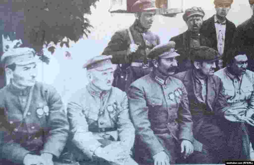 Atçylyk zawodunda. Çepden saga: S.P.Timoşkow, Awksentýewskiý, S.M.Budenny, K.S.Atabaýew, H.Sahatmuradow, 1926