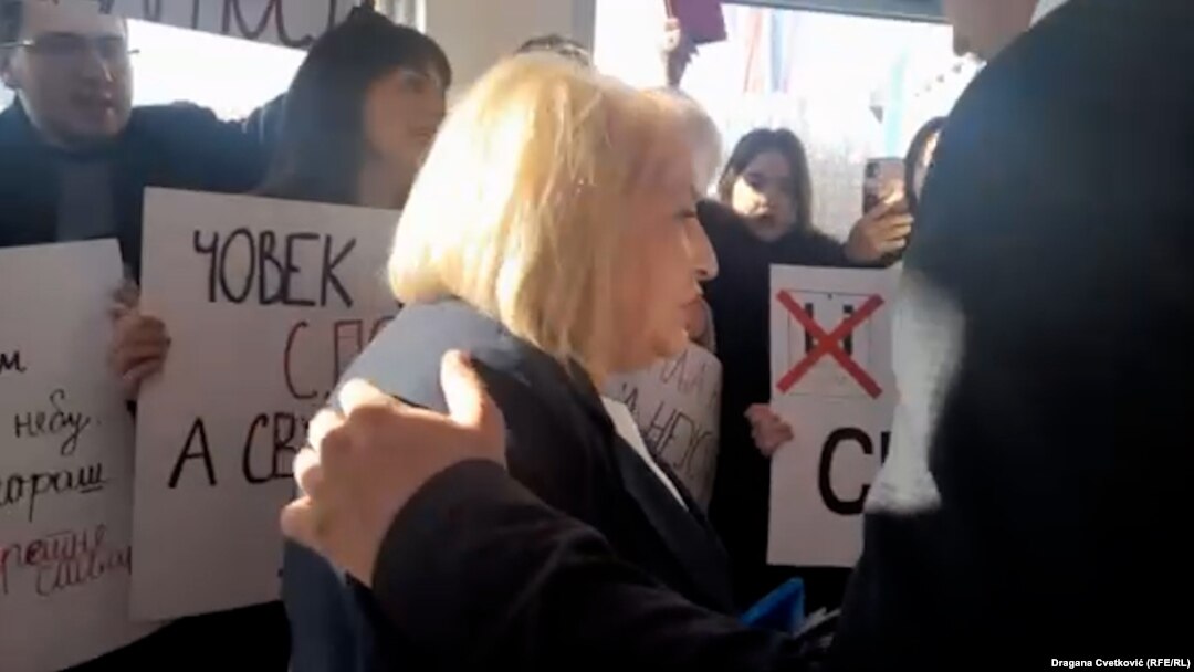 Ministarka prosvete Slavica Đukić Dejanović napušta javnu raspravu o obrazovnim zakonima zbog zviždanja grupe studenata, 18. decembar 2024.