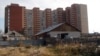 Частные дома на фоне многоэтажки. Астана. Иллюстративное фото.