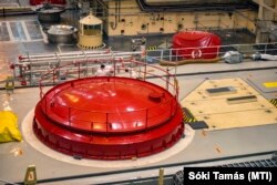 Szakemberek a Paksi Atomerőmű négyes reaktoránál 2019. június 25-én.