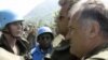 Ratko Mladić sa vojnicima UN-a u Srebrenici 1995.