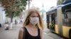На фото: киянка у марлевій пов&#39;язці<br />
<br />
Людям рекомендують обмежити перебування на відкритому повітрі, уникати тривалого перебування на відкритому повітрі рано-вранці і в найспекотніший час доби. Крім того, радять тримати вікна зачиненими, особливо вночі і рано-вранці. Також СЕС радить використовувати у побуті і на робочих місцях системи кондиціонування й очищення повітря, проводити вологе прибирання