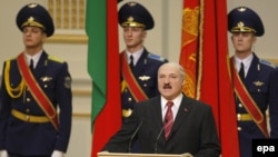 Alyaksandr Lukashenka depunînd jurămîntul