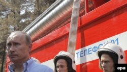 Vladimir Putin inspectează o companie de pompieri lîngă Voronej