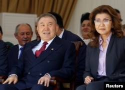 Nursoltan Nazarbaýew Gazagystanyň prezidenti we onuň uly gyzy Dariga Nazarbaýewa wise-premýer wagtynda. Almaty, 2016-njy ýylyň 1-nji maýy.