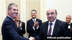 Armenia - Energy Minister Armen Movsisian (R) and Garry Levesley, vice-president of the U.S. company ContourGlobal, sign an agreement on the sale of the Vorotan Hydro Cascade, Yerevan, 29Jan2014.