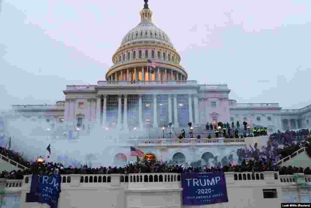 АҚШ Капитолий биноси олдида тўпланган Трамп тарафдорлари. (REUTERS / Leah Millis)