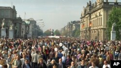 Бэрлінцы на Унтэр дэр Ліндэн сьвяткуюць аб'яднаньне Нямеччыны, 3 кастрычніка 1990 