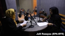  با تسلط طالبن به قدرت در افغانستان حضور بانوان در رسانه های داخلی افغانستان خیلی کم رنگ به نظر می رسد