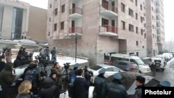 Правоохранители у здания, где было обнаружено тело экс-директора СНБ Георгия Кутояна, Ереван, 17 января 2020 г.