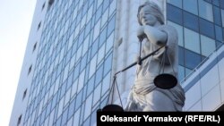 Прокурори обстоювали необхідність взяття Порошенка під варту, тоді як адвокати вимагали взагалі не обирати йому запобіжний захід
