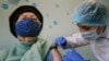 Теориите на заговор ги поткопуваат ковид вакцините