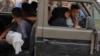Trupul lui Mohammed Al-Sukni, un băiat care a fost ucis în timp ce încerca să ajungă la camioanele care distribuiau alimente, este cărat cu o mașină pentru a fi înmormântat, în timp ce mama sa stă în fața vehiculului. Orașul Gaza, 21 august 2025.