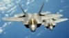 Două aparate F-22 Raptor în zbor de patrulă