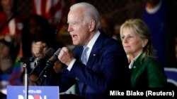 Fostul vicepreședinte al Statelor Unite, democratul Joe Biden adresându-se suporterilor din Los Angeles, California. 3 martie 2020 