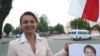 Алена Луцковіч на пікеце ў Калінкавічах. Ліпень 2016 году