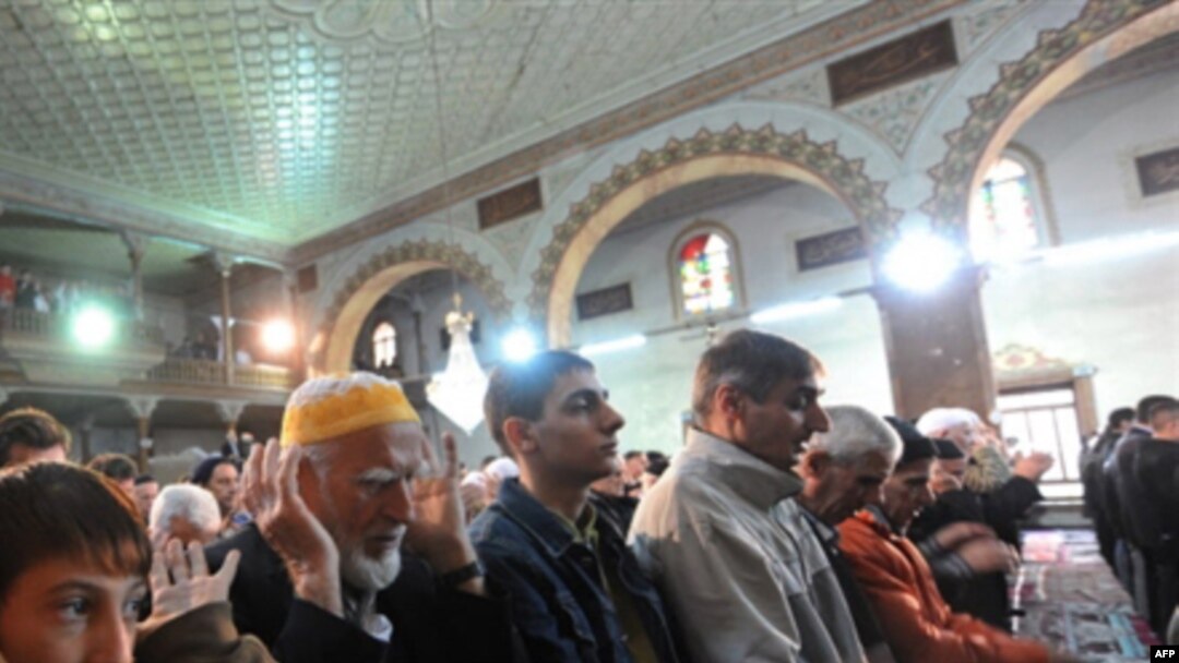 Molitva u skopskoj centalnoj džamiji Sultan Murat, foto iz arhive.