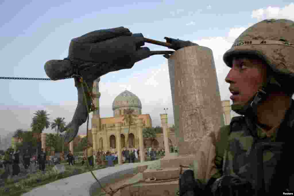 Irak, rušenje statue Sadama Huseina, Bagdad, 9. april 2013. Foto: REUTERS / Goran Tomašević 