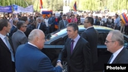 Генсека НАТО встречают в ЕГУ акцией протеста, Ереван, 6 сентября 2012 г. 