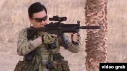 Türkmenistanyň prezidenti Gurbanguly Berdimuhamedow nyşana ok atmak ussatlygyny görkezýär. Arhiw suraty