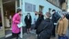 A kínai Sinopharm cég által kifejlesztett Covid-19 vakcina első adagjára várakozók egy budapesti idősek klubjában kialakított oltóközpontban 2021. február 25-én.